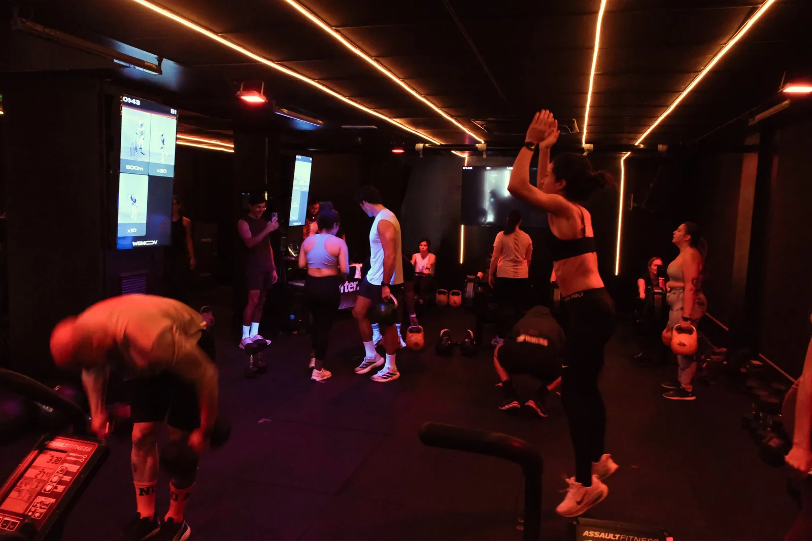 Entrenamiento Hyrox en grupo con kettlebells en un evento de after. en Madrid