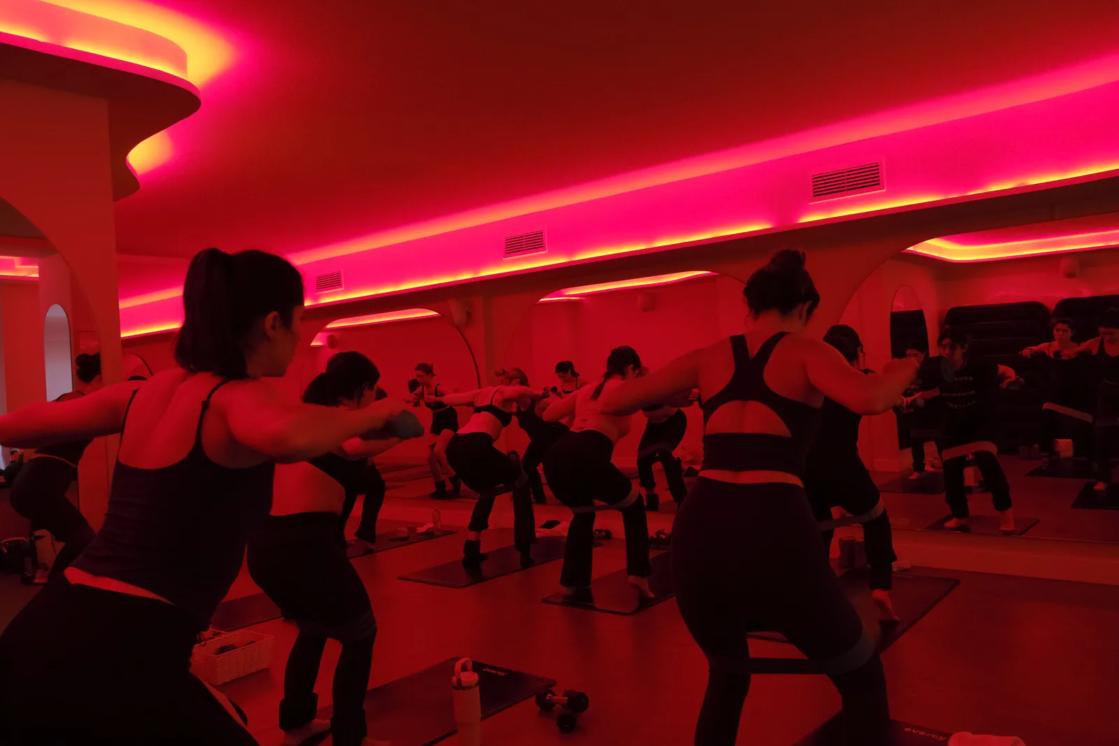 Clase de pilates reformer en grupo en un estudio de Madrid
