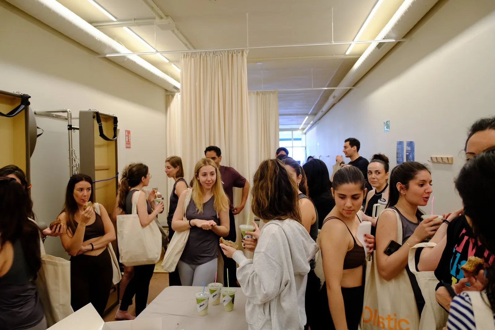 Grupo charlando con un batido después de una clase de pilates en un evento de after. en Madrid