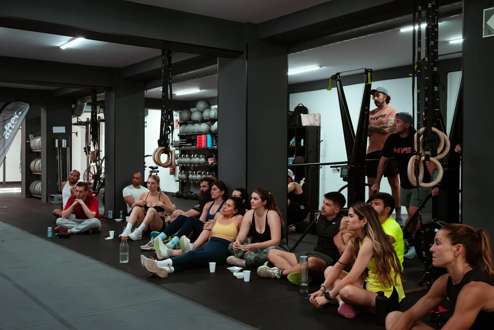 Asistentes sentados en el suelo durante una After Talk después del entrenamiento