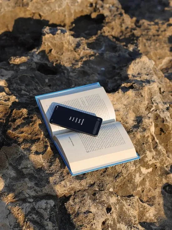 The Balance Phone sobre un libro abierto