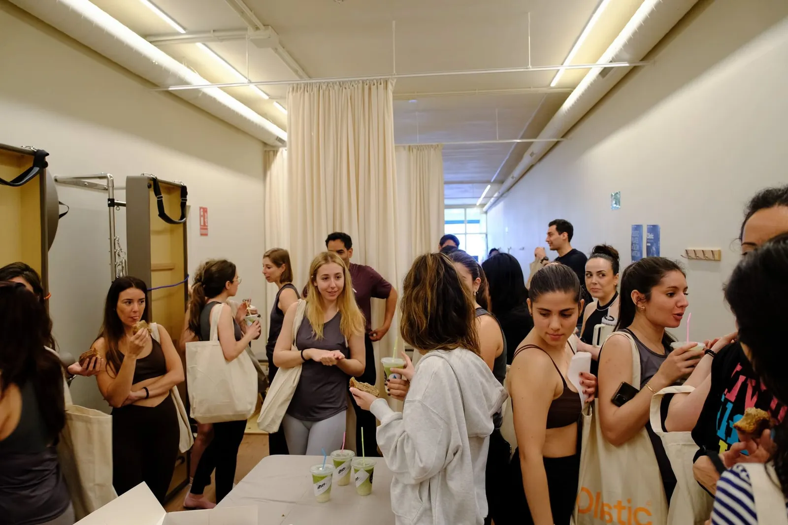Asistentes charlando después de un evento de After