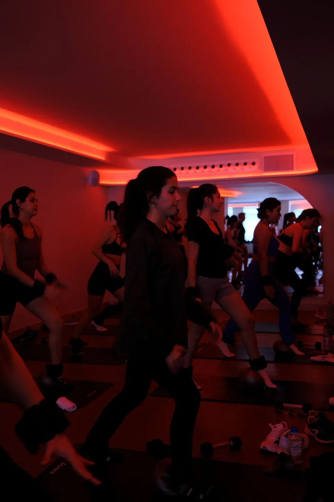 Sesión de hot yoga de After con luz roja