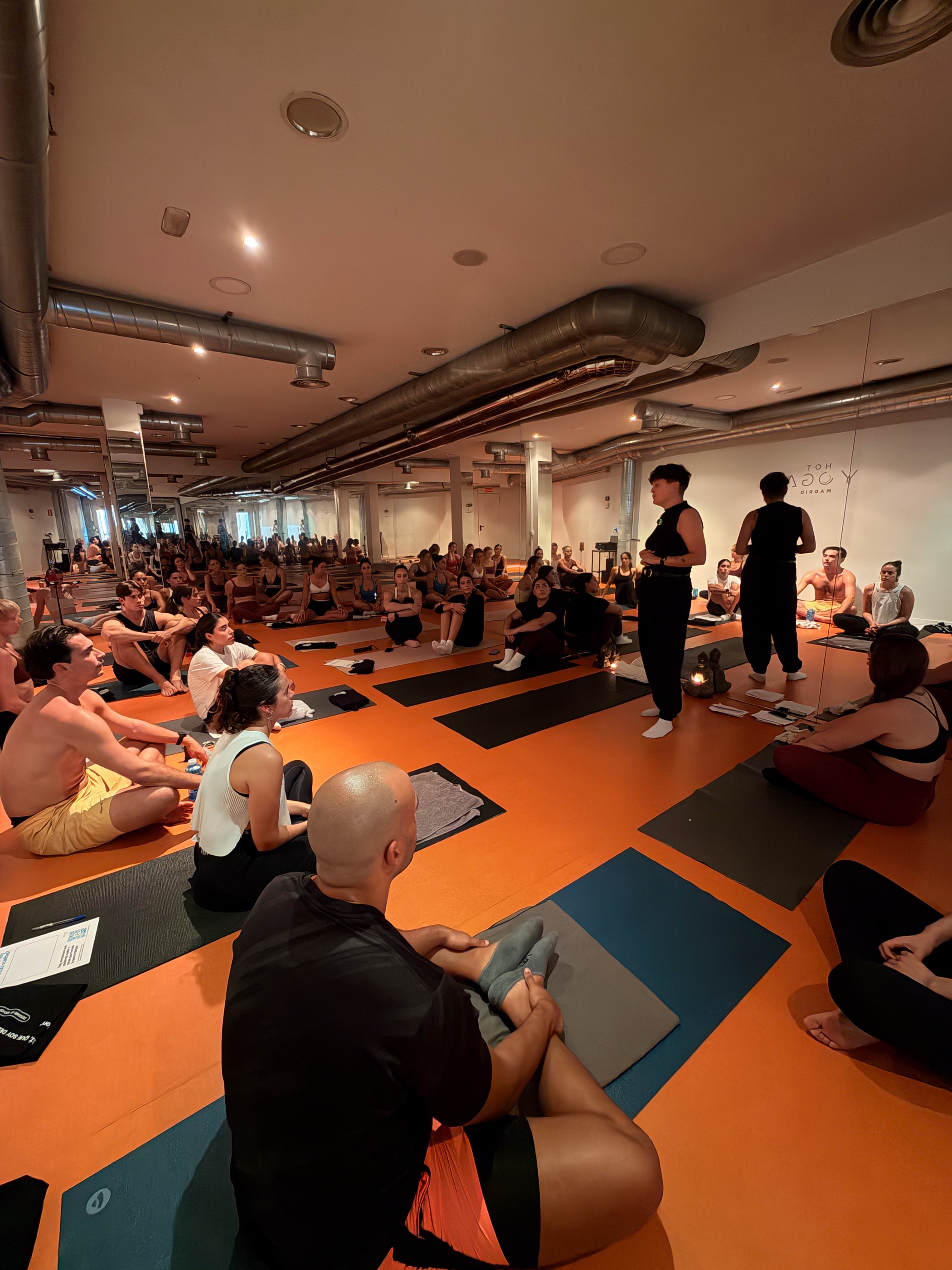 Clase de hot yoga en grupo en Hot Yoga Madrid
