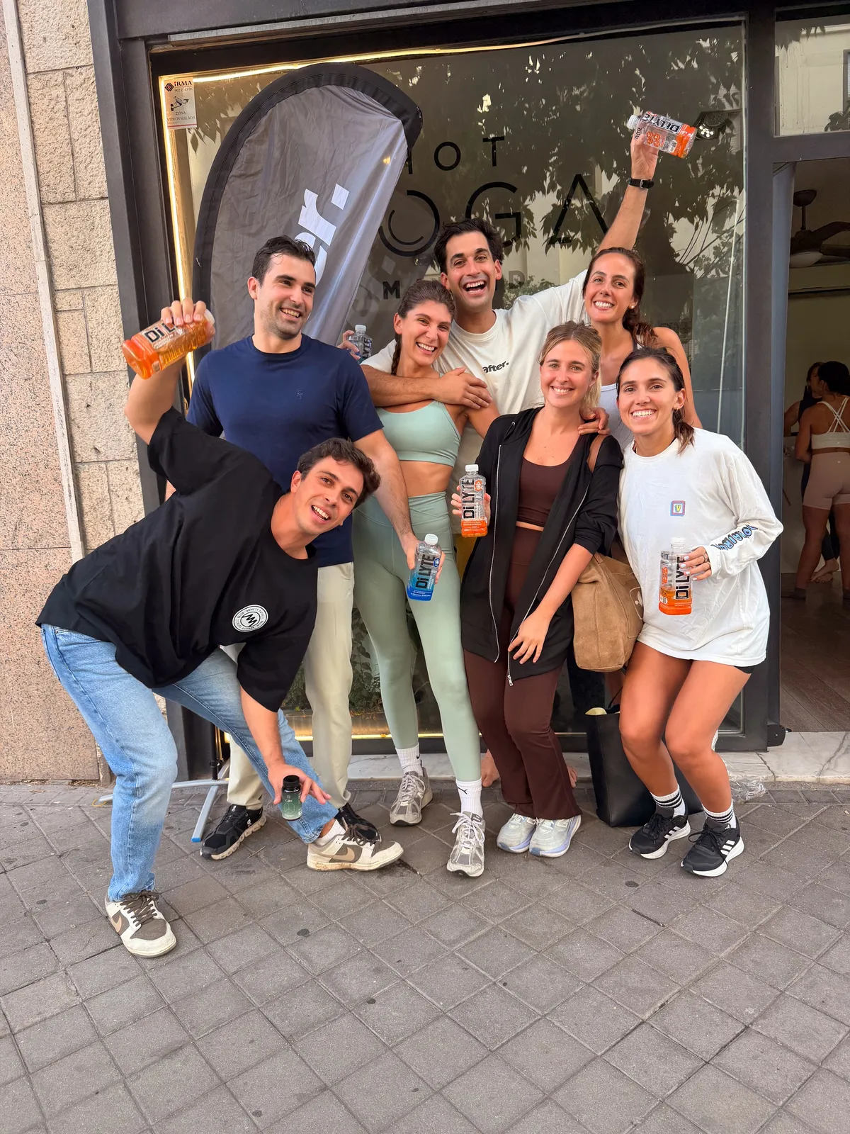 Foto de grupo a la salida del evento de after. en Hot Yoga Madrid