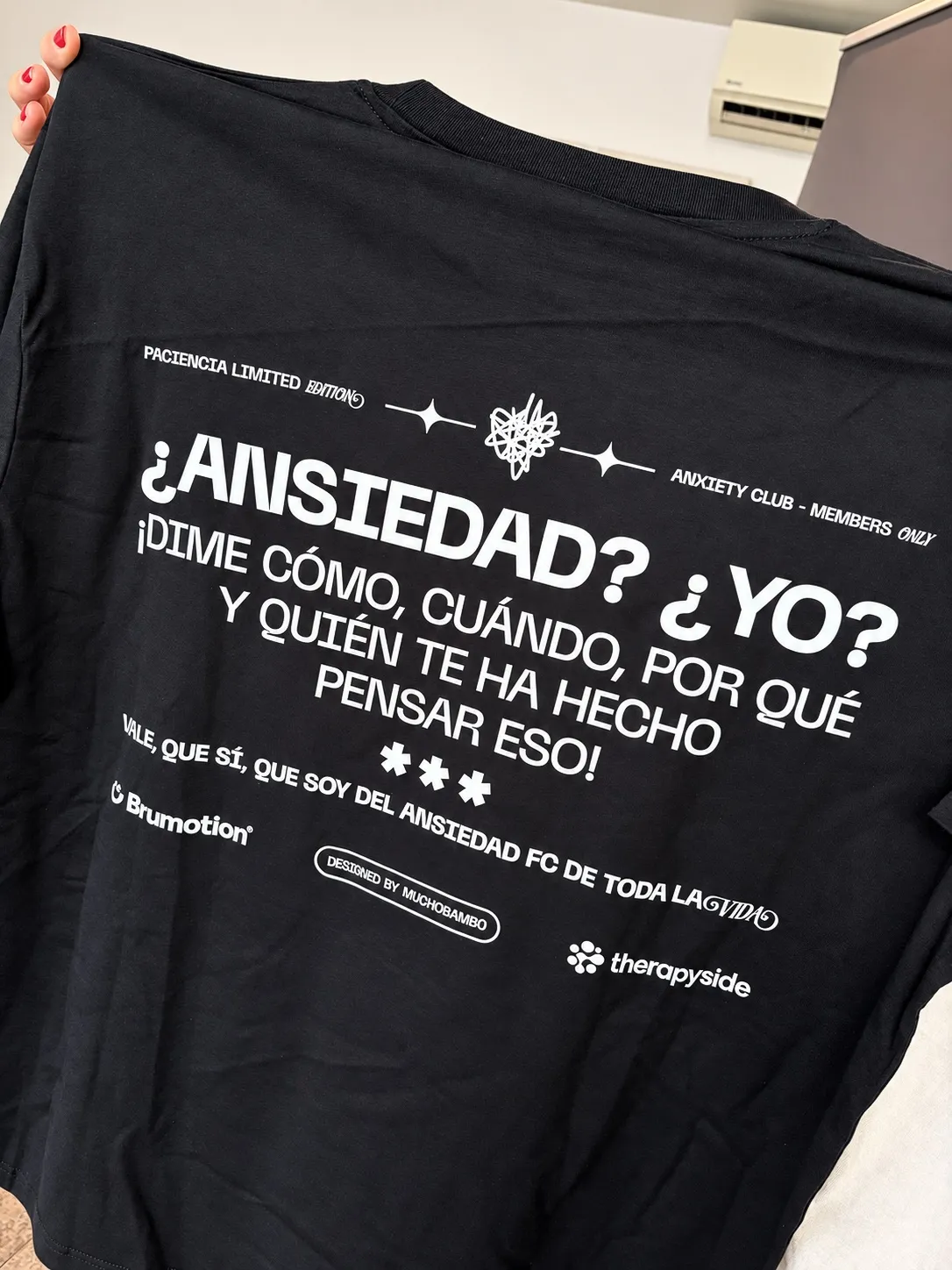 Camiseta con el mensaje sobre ansiedad del evento de after.