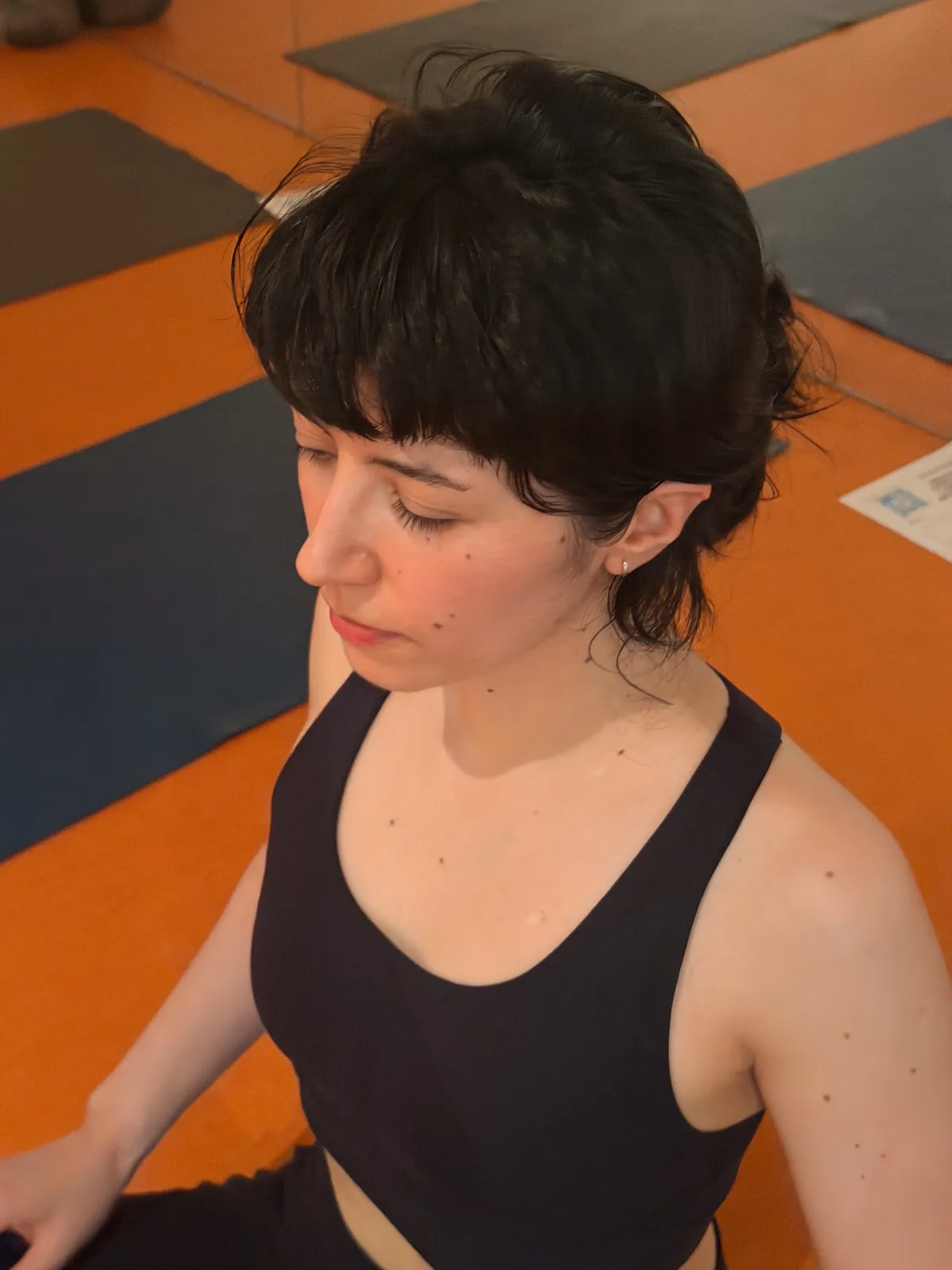 Asistente después de la clase de hot yoga