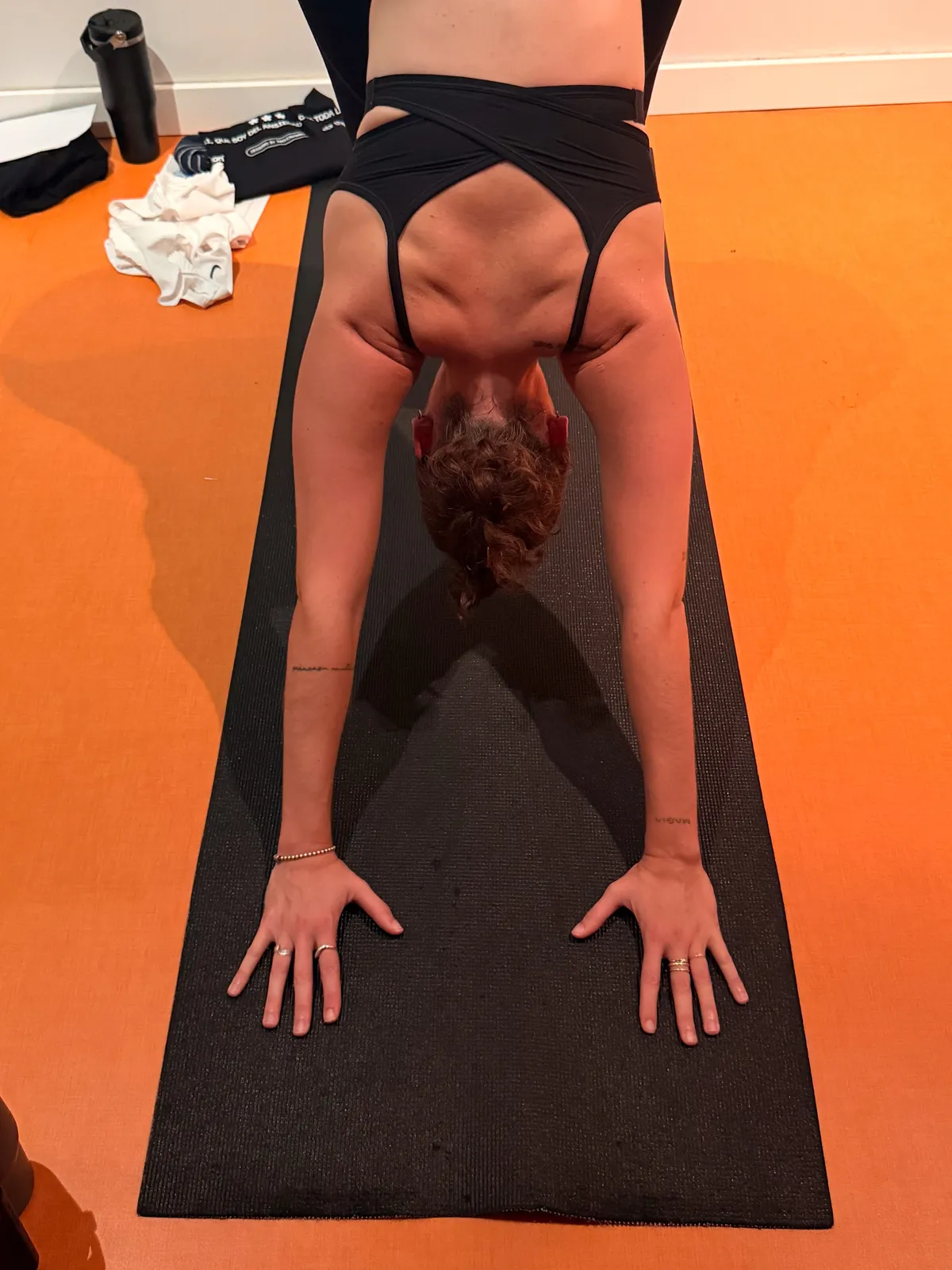 Postura del perro boca abajo vista desde arriba en hot yoga