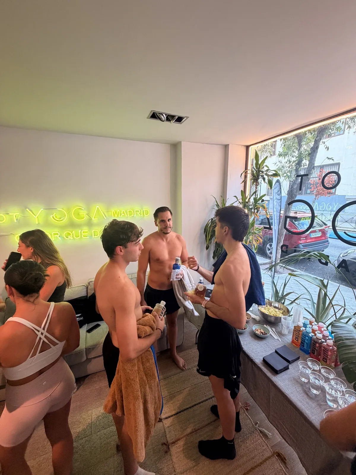 Asistentes charlando en el social time después del hot yoga