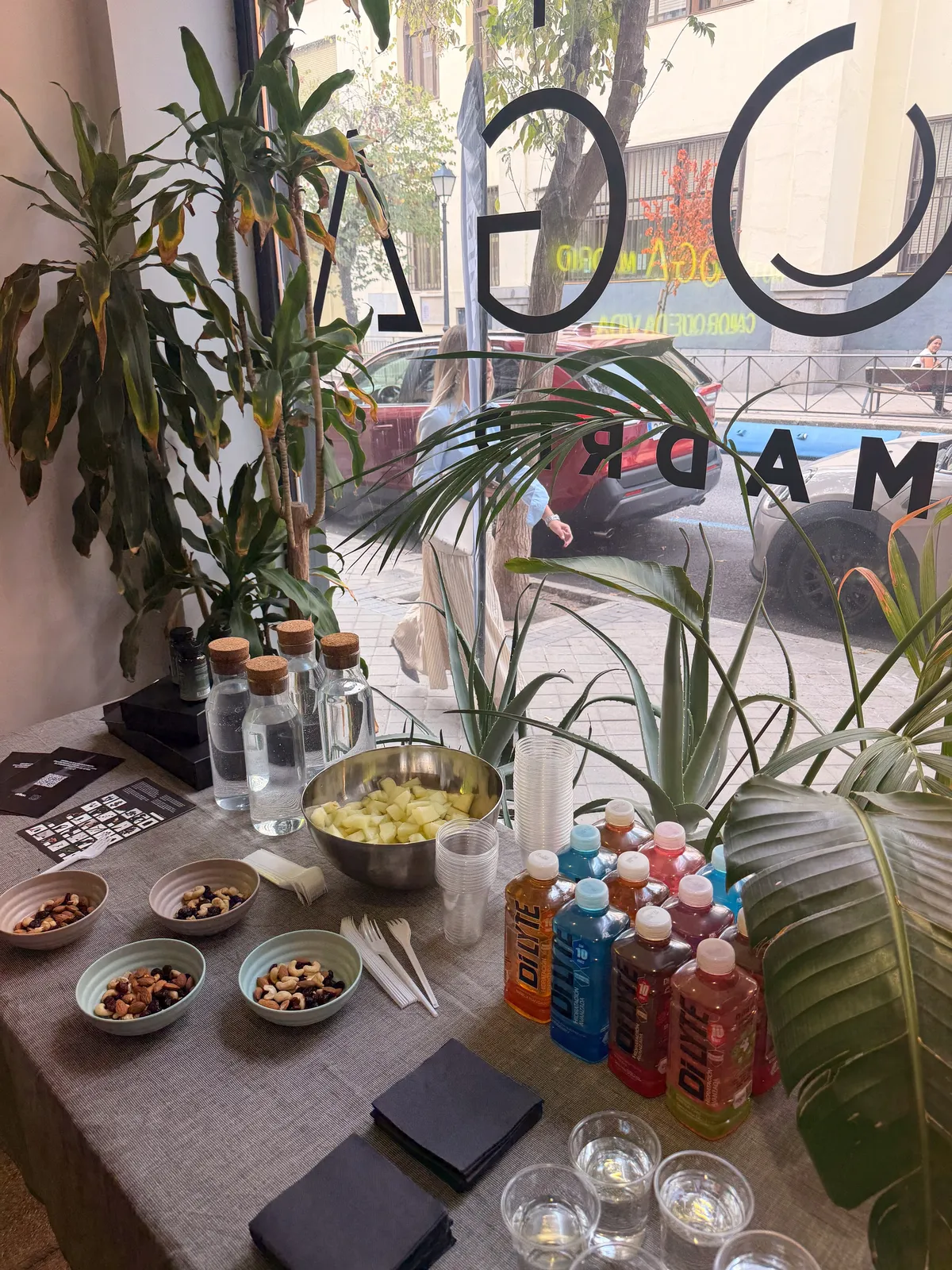 Mesa de bienvenida con bebidas y snacks en el evento de after. en Hot Yoga Madrid