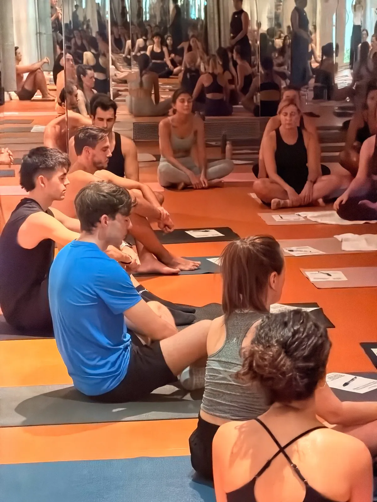 Asistentes escuchando la After Talk sentados en la sala de Hot Yoga Madrid