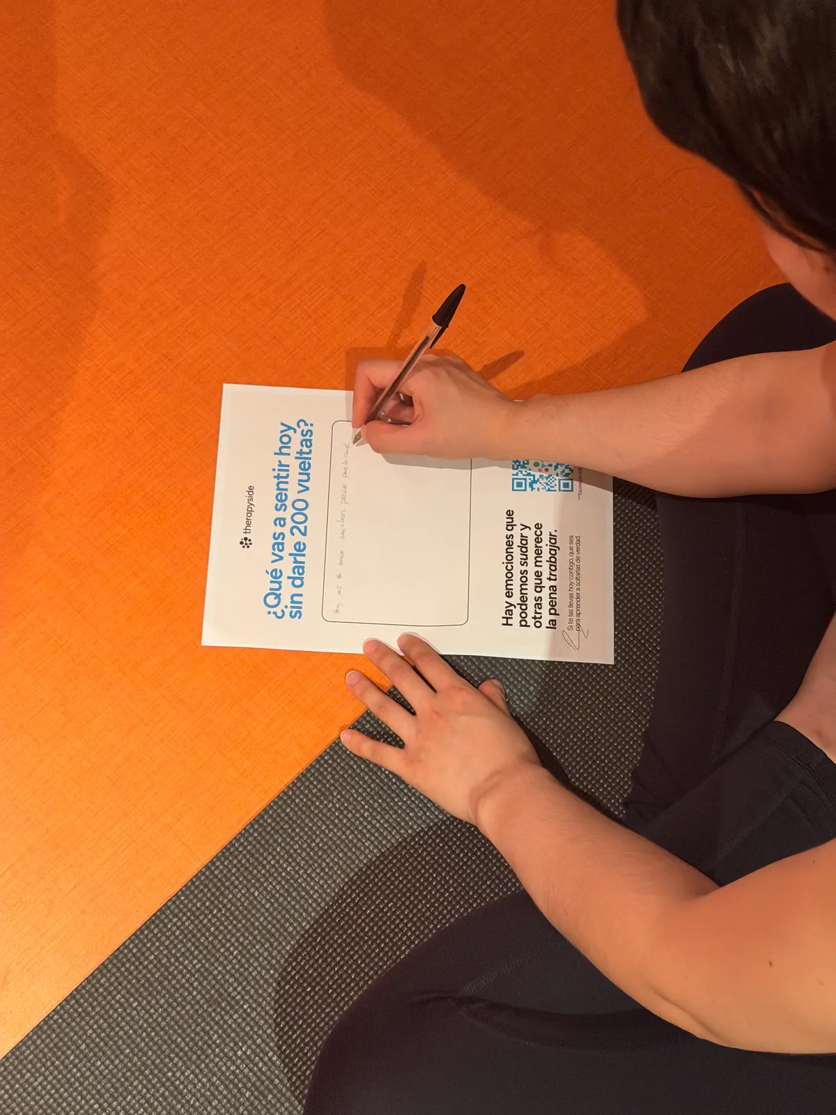Asistente escribiendo en la tarjeta de la dinámica de la After Talk